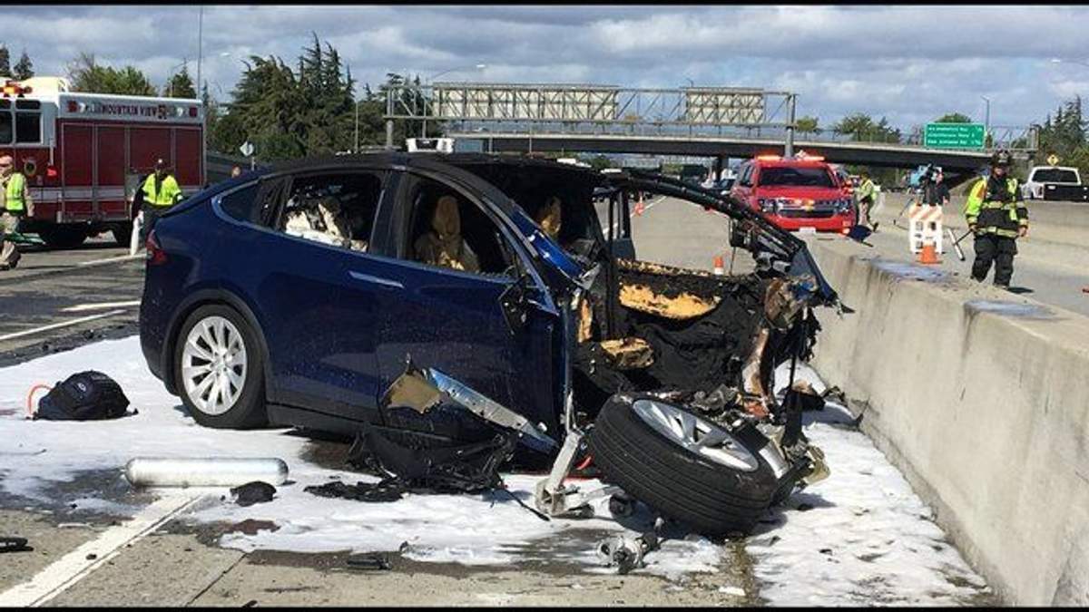 Tesla потрапила у моторошну ДТП в Каліфорнії Tesla потрапила у моторошну ДТП в Каліфорнії