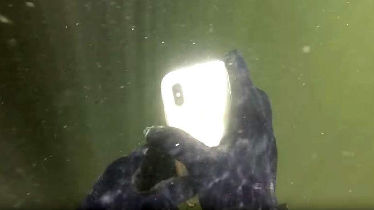 iPhone X 2 недели пролежал на дне реки и до сих пор работает iPhone X 2 недели пролежал на дне реки и до сих пор работает