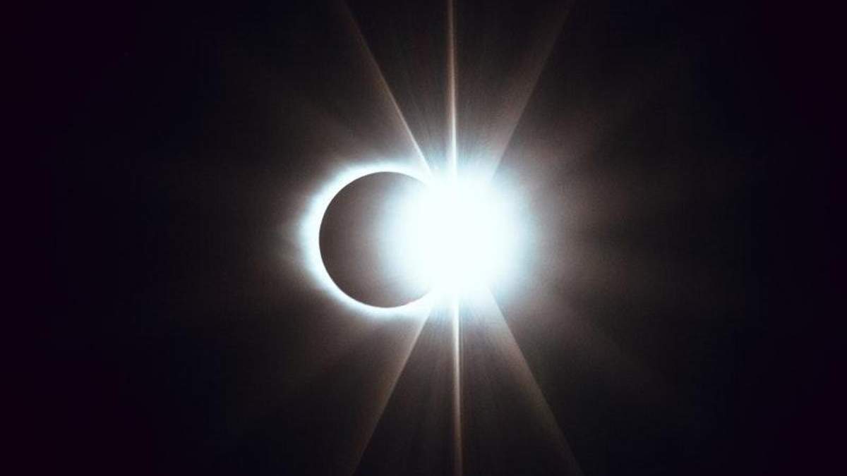 NASA проводить трансляцію найдовшого місячного затемнення NASA проводить трансляцію найдовшого місячного затемнення