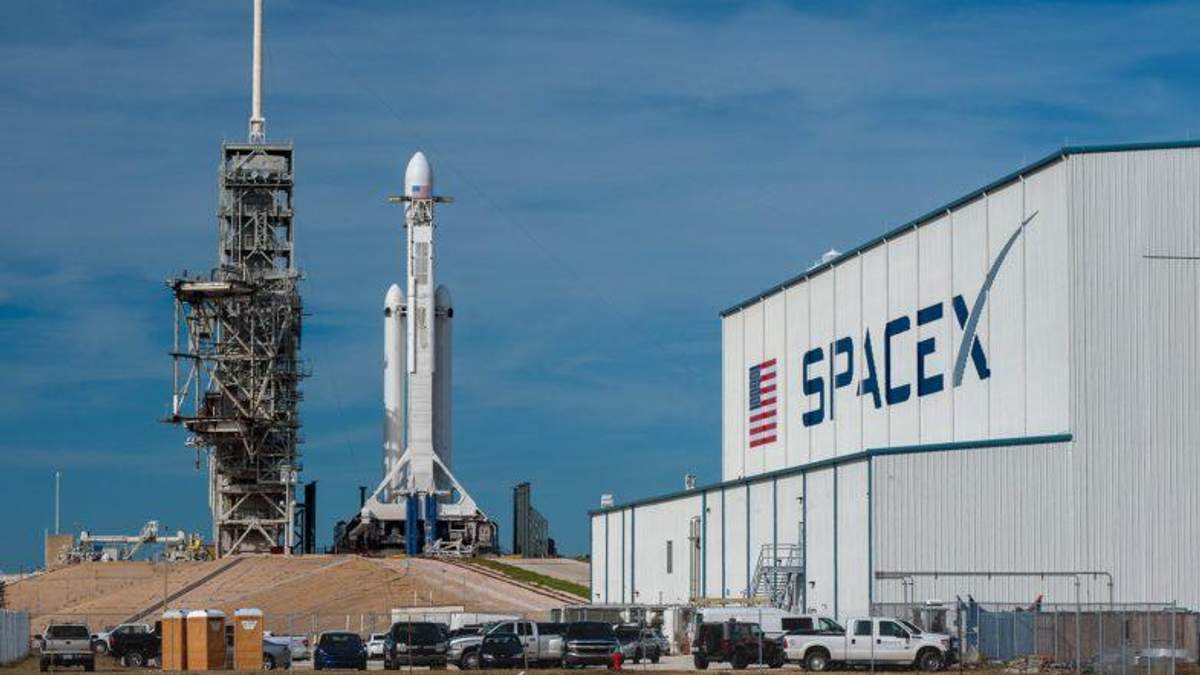 SpaceX выбрала первого туриста, который полетит на Луну SpaceX выбрала первого туриста, который полетит на Луну