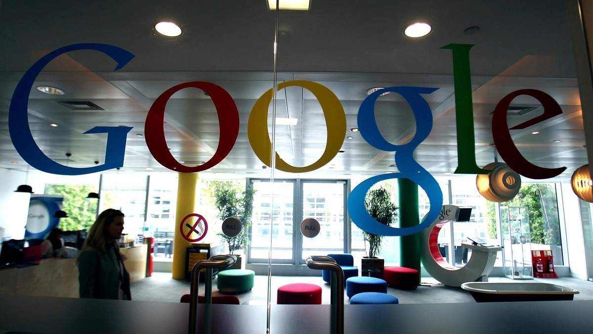 Google дотепно пожартувала над любителями "маленьких" смартфонів Google дотепно пожартувала над любителями "маленьких" смартфонів