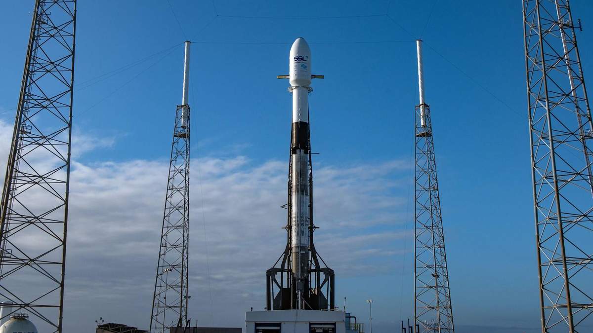 Ракета-носій Falcon 9 перед пуском на мисі Канаверал Ракета-носій Falcon 9 перед пуском на мисі Канаверал