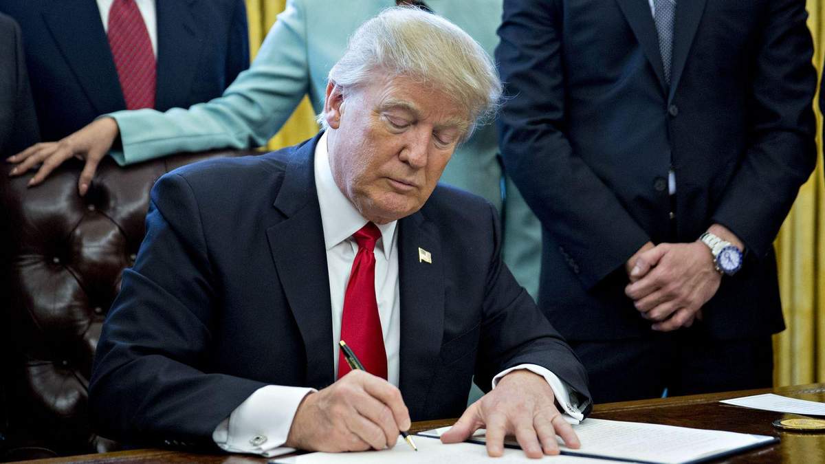 Трамп запретил использовать оборудование Huawei Трамп запретил использовать оборудование Huawei