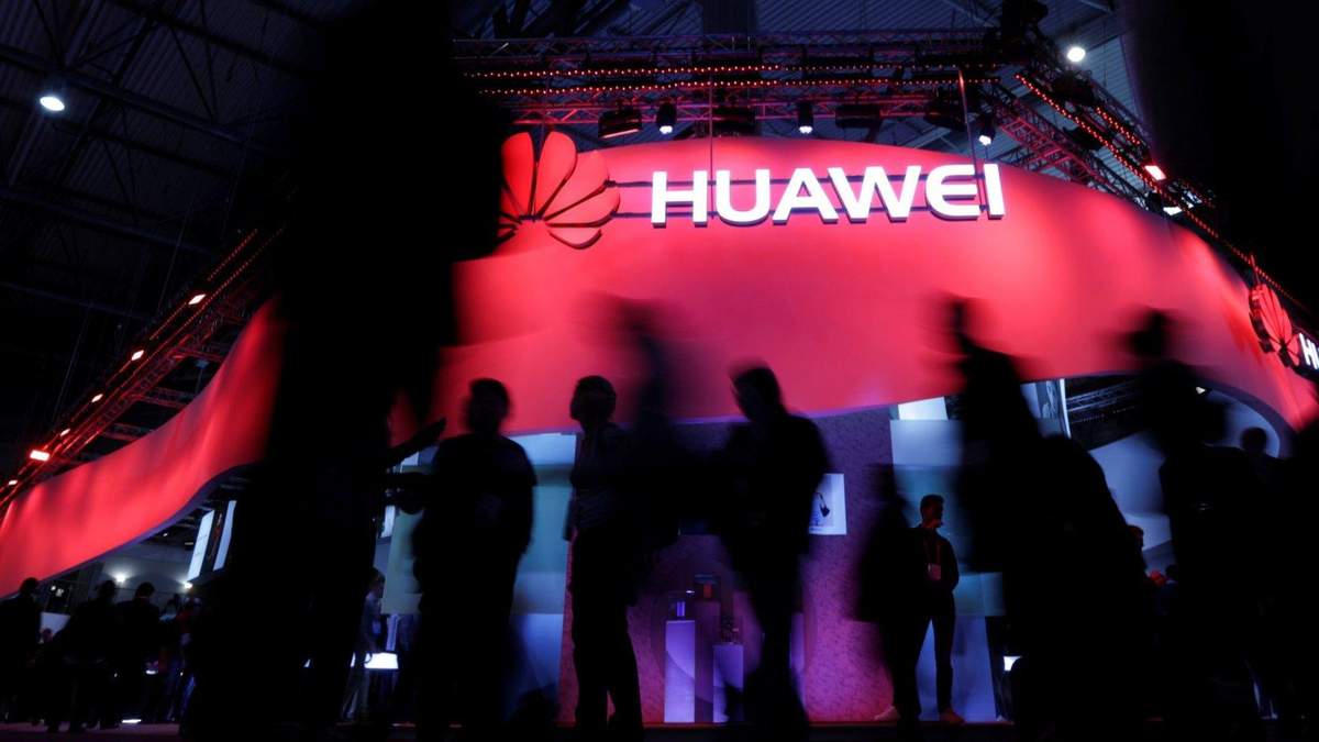 Huawei зменшує виробництво смартфонів Huawei зменшує виробництво смартфонів