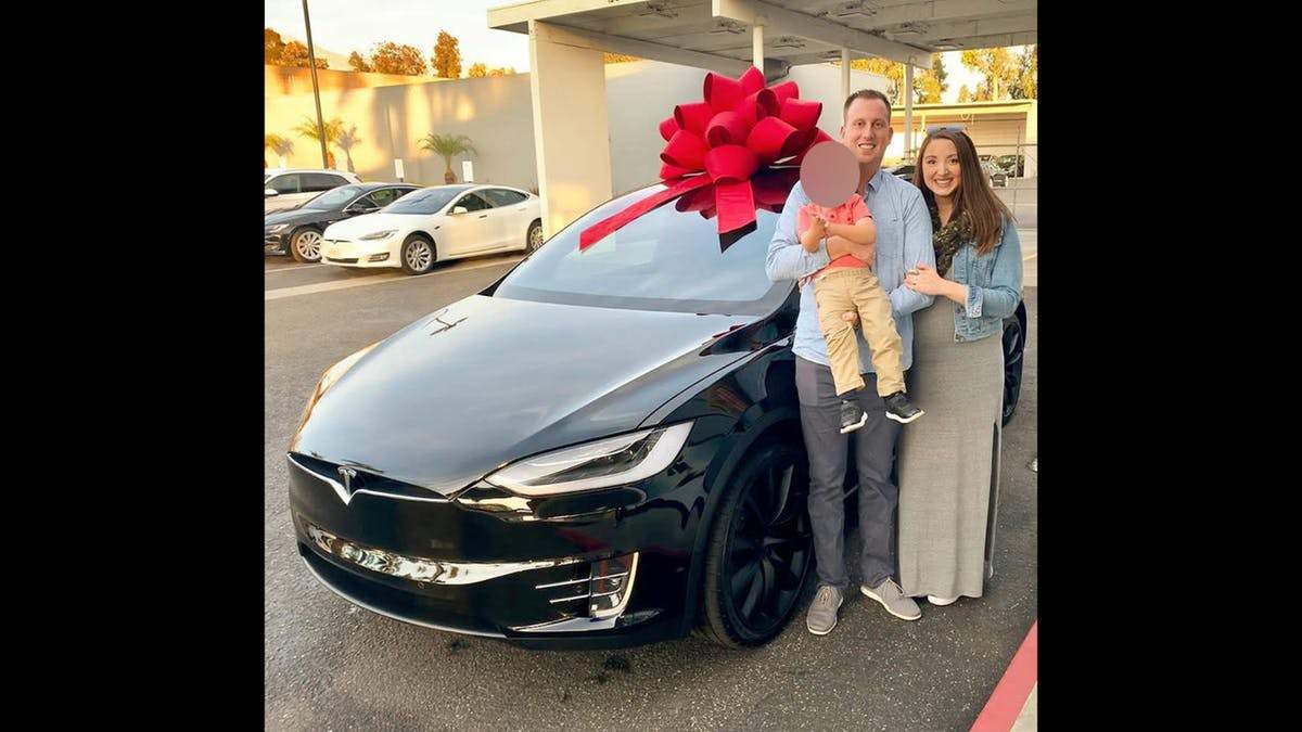 Tesla придавила беременную женщину Tesla придавила беременную женщину