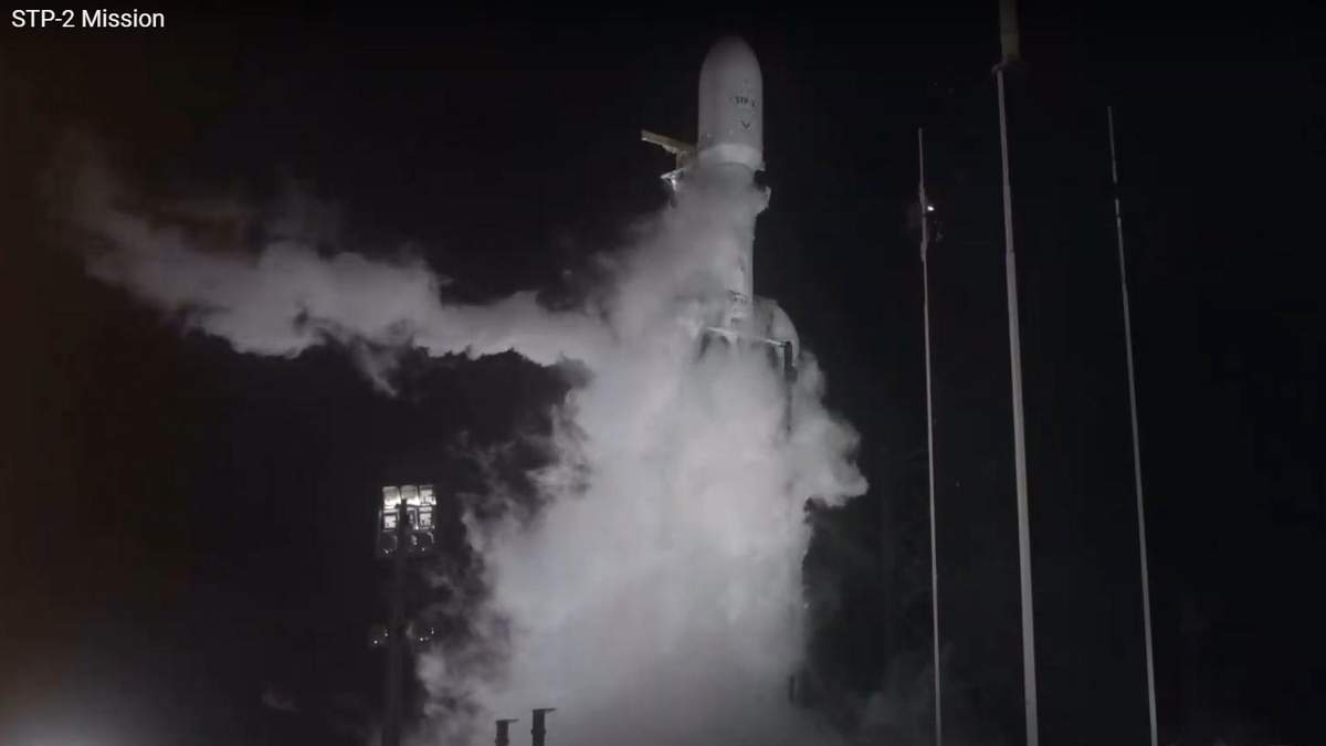 SpaceX Илона Маска запустила Falcon Heavy с остатками 152 человек SpaceX Илона Маска запустила Falcon Heavy с остатками 152 человек