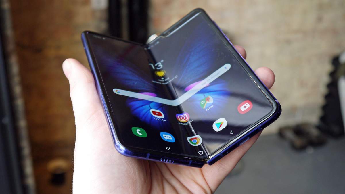 Samsung Galaxy Fold засветился у пользователя в метро Samsung Galaxy Fold засветился у пользователя в метро