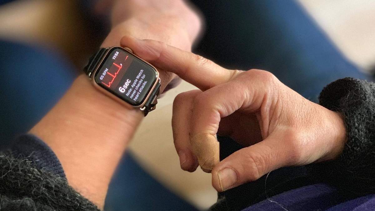 Врачи-кардиологи раскритиковали смарт-часы Apple Watch 4 Врачи-кардиологи раскритиковали смарт-часы Apple Watch 4