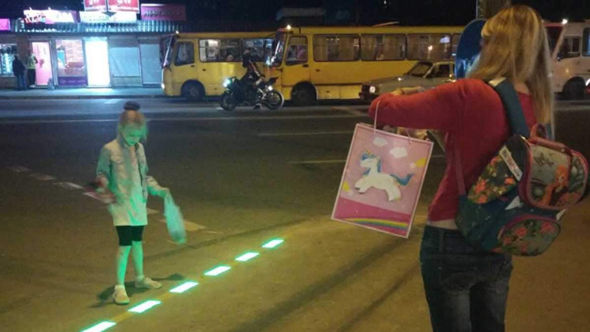 В Киеве появилась "зебра" с LED-брусчаткой В Киеве появилась "зебра" с LED-брусчаткой