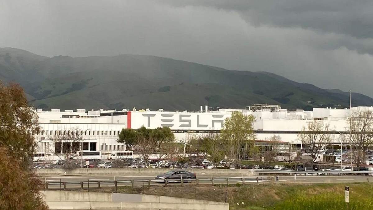 Фабрика Tesla в Фримонте все же закроется на карантин Фабрика Tesla в Фримонте все же закроется на карантин