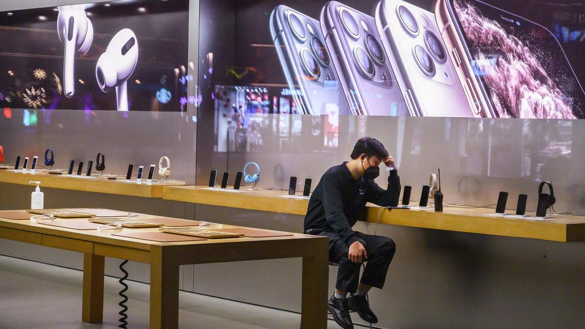 Из-за коронавируса Apple ограничивает продажу iPhone Из-за коронавируса Apple ограничивает продажу iPhone