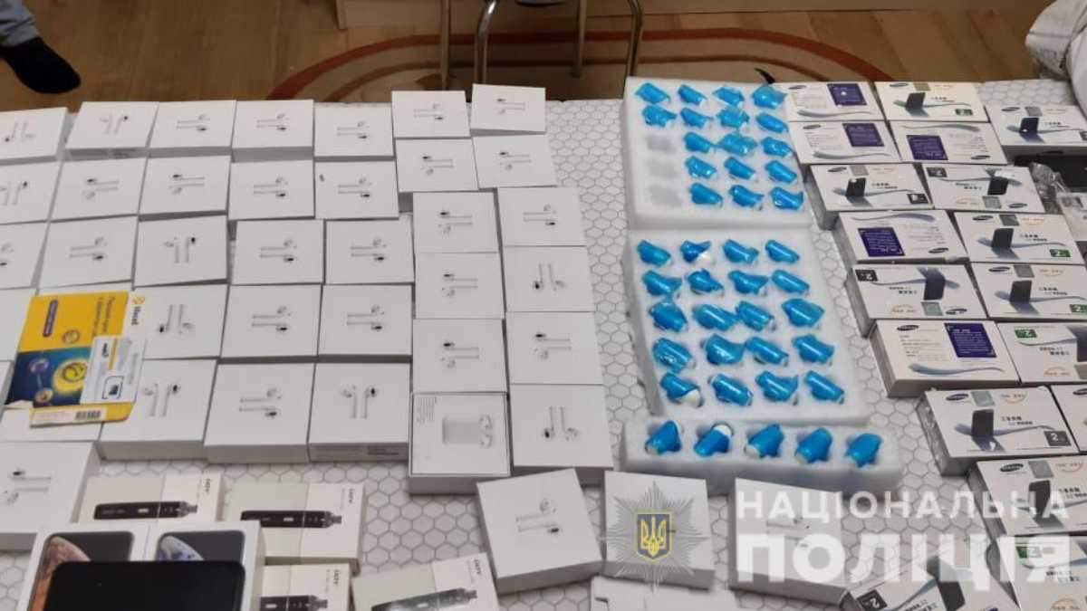 Українцям продавали підроблену техніку Apple Українцям продавали підроблену техніку Apple