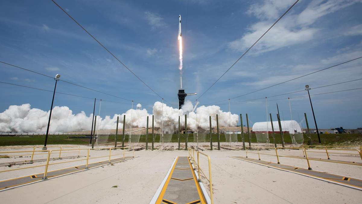 Старт Falcon 9 та Crew Dragon Старт Falcon 9 та Crew Dragon