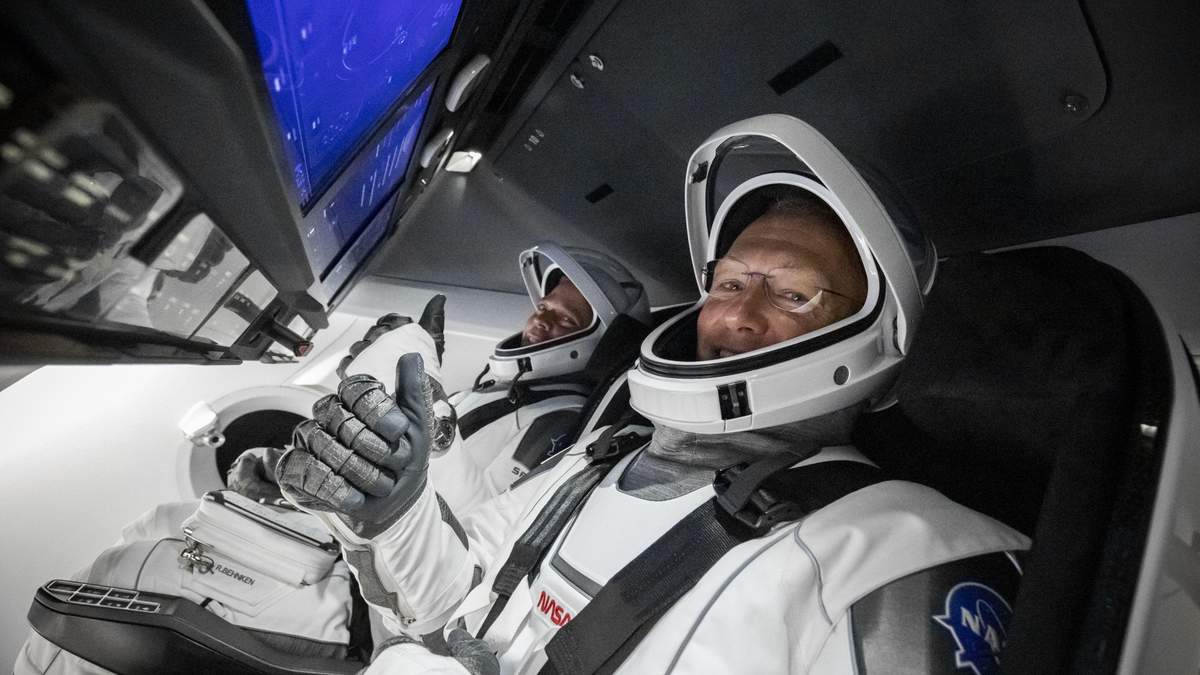Дуглас Херли и Роберт Бенкен на борту Crew Dragon Дуглас Херли и Роберт Бенкен на борту Crew Dragon