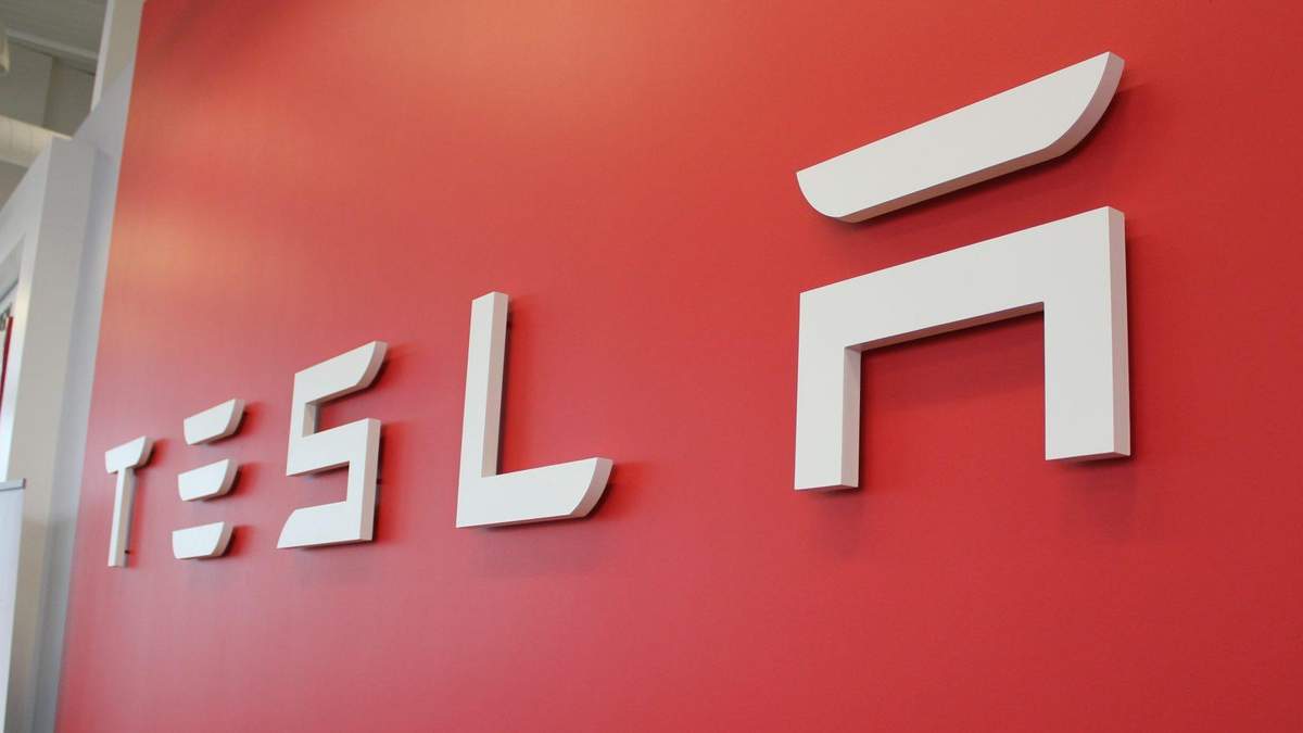 Tesla може виробляти фірмовий смарт-годинник Tesla може виробляти фірмовий смарт-годинник