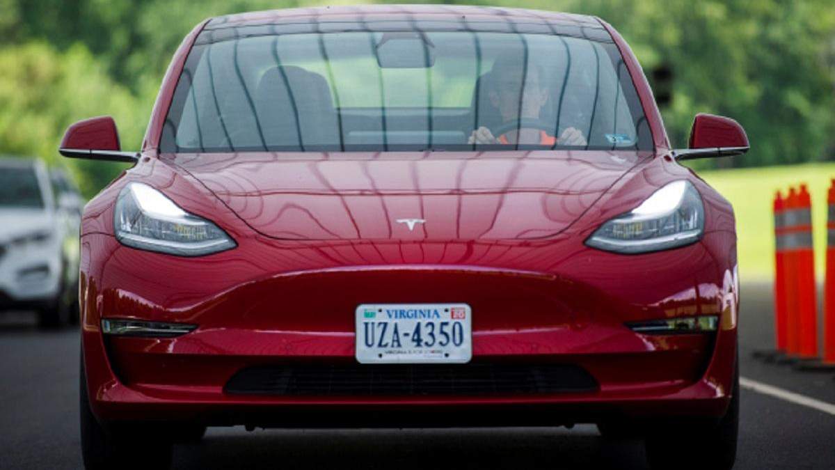 Tesla оновлює прошивку автомобілів Tesla оновлює прошивку автомобілів