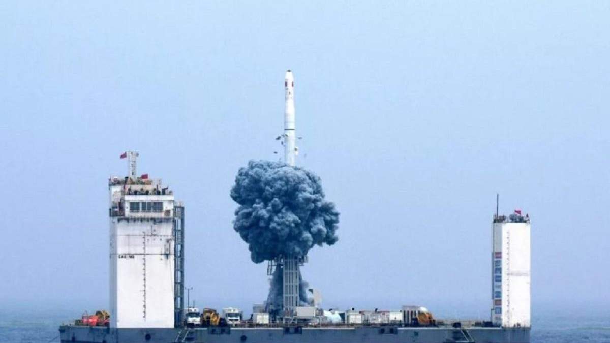 Запуск ракети "Великий похід 11" з плавучої платформи Запуск ракети "Великий похід 11" з плавучої платформи