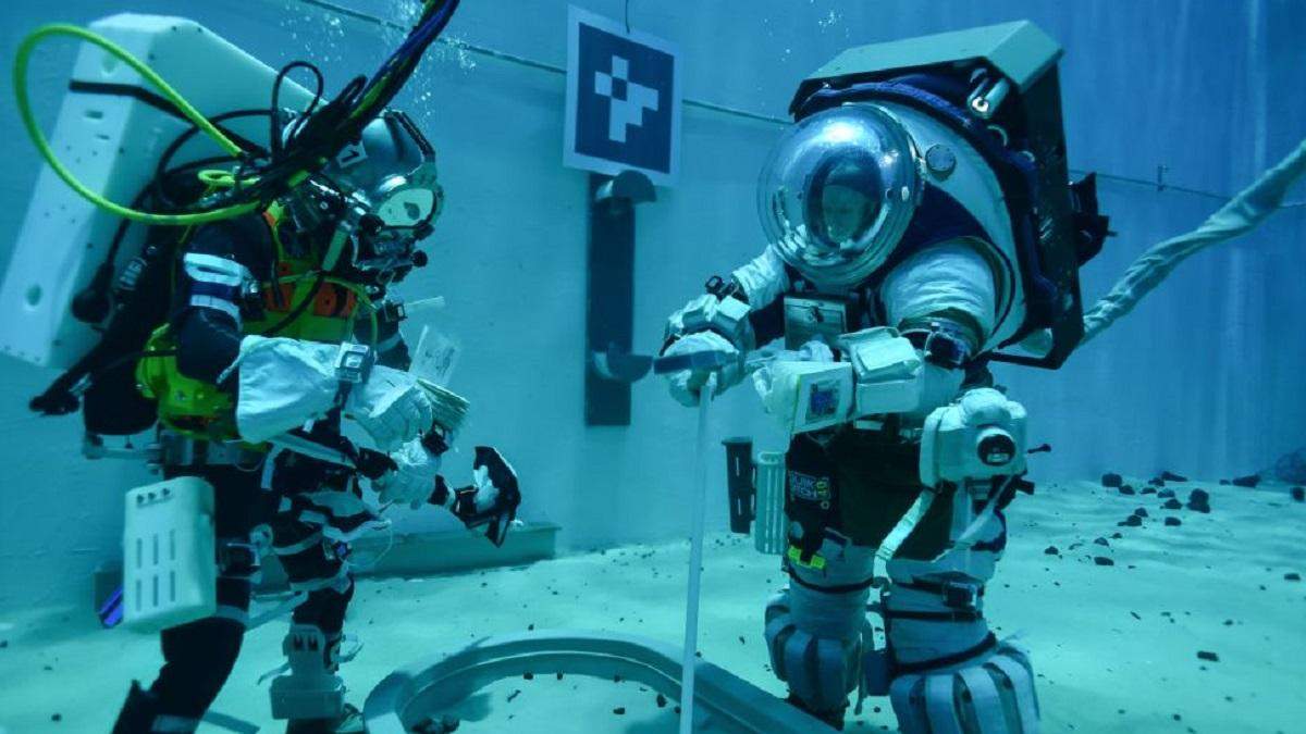 Тренування астронавтів в нових скафандрах NASA Тренування астронавтів в нових скафандрах NASA