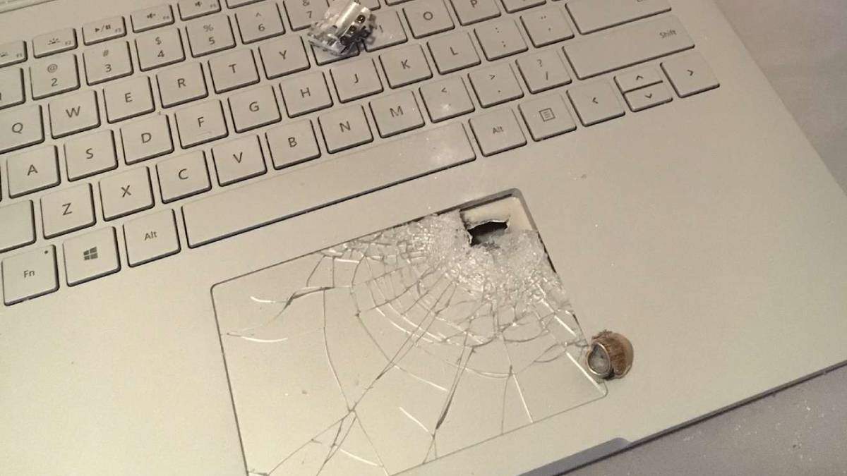 "Поранений" Surface Book "Поранений" Surface Book