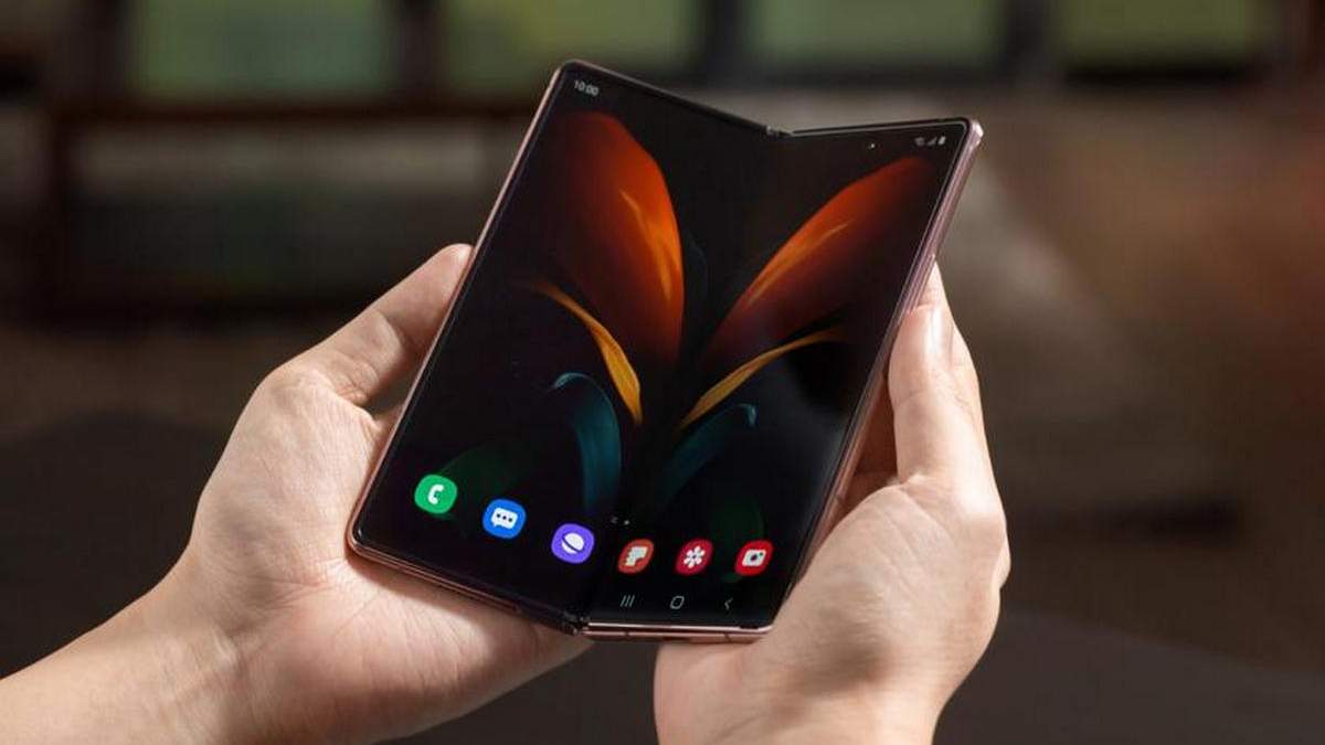 Samsung готовит складной смартфон Samsung готовит складной смартфон